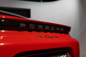 Carrosserie – PORSCHE – 718 CAYMAN – 2017 – Rouge Carmin – 64 900 km – 300 ch – Flat 4 turbo – Transmission : Automatique – Origine France – Privaty Cars – Intermédiaire de confiance vente voiture sport entre Bordeaux et Nantes