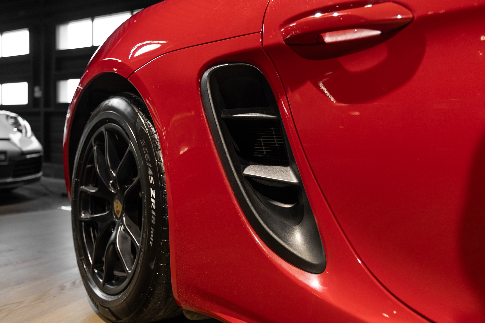 Prise d'air latérale avec grille – PORSCHE – 718 CAYMAN – 2017 – Rouge Carmin – 64 900 km – 300 ch – Flat 4 turbo – Transmission : Automatique – Origine France – Privaty Cars – Spécialiste des voitures de luxe d’occasion dans l’Ouest de la France