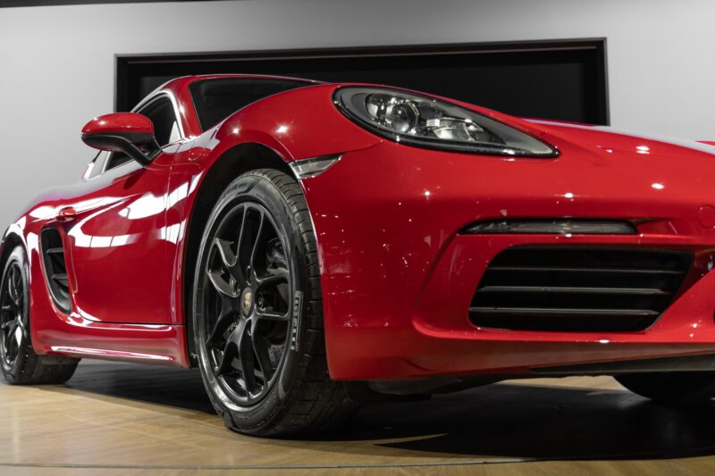 Carrosserie – PORSCHE – 718 CAYMAN – 2017 – Rouge Carmin – 64 900 km – 300 ch – Flat 4 turbo – Transmission : Automatique – Origine France – Privaty Cars – Courtage automobile PORSCHE entre Bordeaux et Nantes