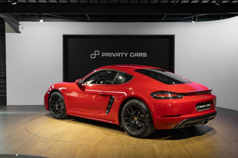 Vue arrière avec jantes noires – PORSCHE – 718 CAYMAN – 2017 – Rouge Carmin – 64 900 km – 300 ch – Flat 4 turbo – Transmission : Automatique – Origine France – Privaty Cars – Expertise et vente de modèles Super Sport proche de Bordeaux
