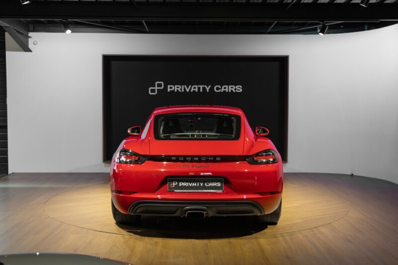 Vue arrière avec double sortie d'échappement – PORSCHE – 718 CAYMAN – 2017 – Rouge Carmin – 64 900 km – 300 ch – Flat 4 turbo – Transmission : Automatique – Origine France – Privaty Cars – Importation de véhicules de prestige et sportifs en Charente-Maritime