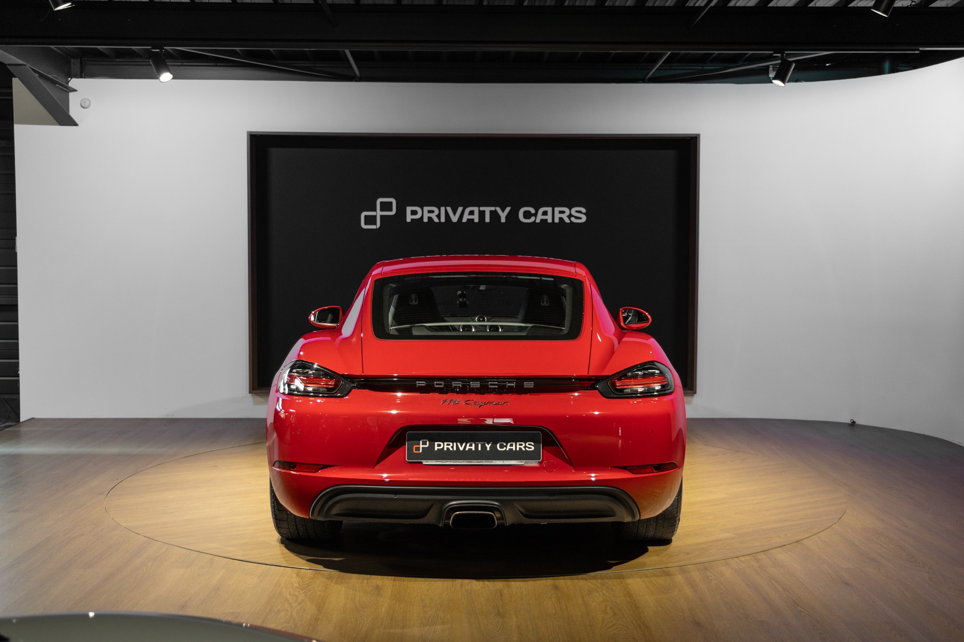 Vue arrière avec double sortie d'échappement – PORSCHE – 718 CAYMAN – 2017 – Rouge Carmin – 64 900 km – 300 ch – Flat 4 turbo – Transmission : Automatique – Origine France – Privaty Cars – Importation de véhicules de prestige et sportifs en Charente-Maritime