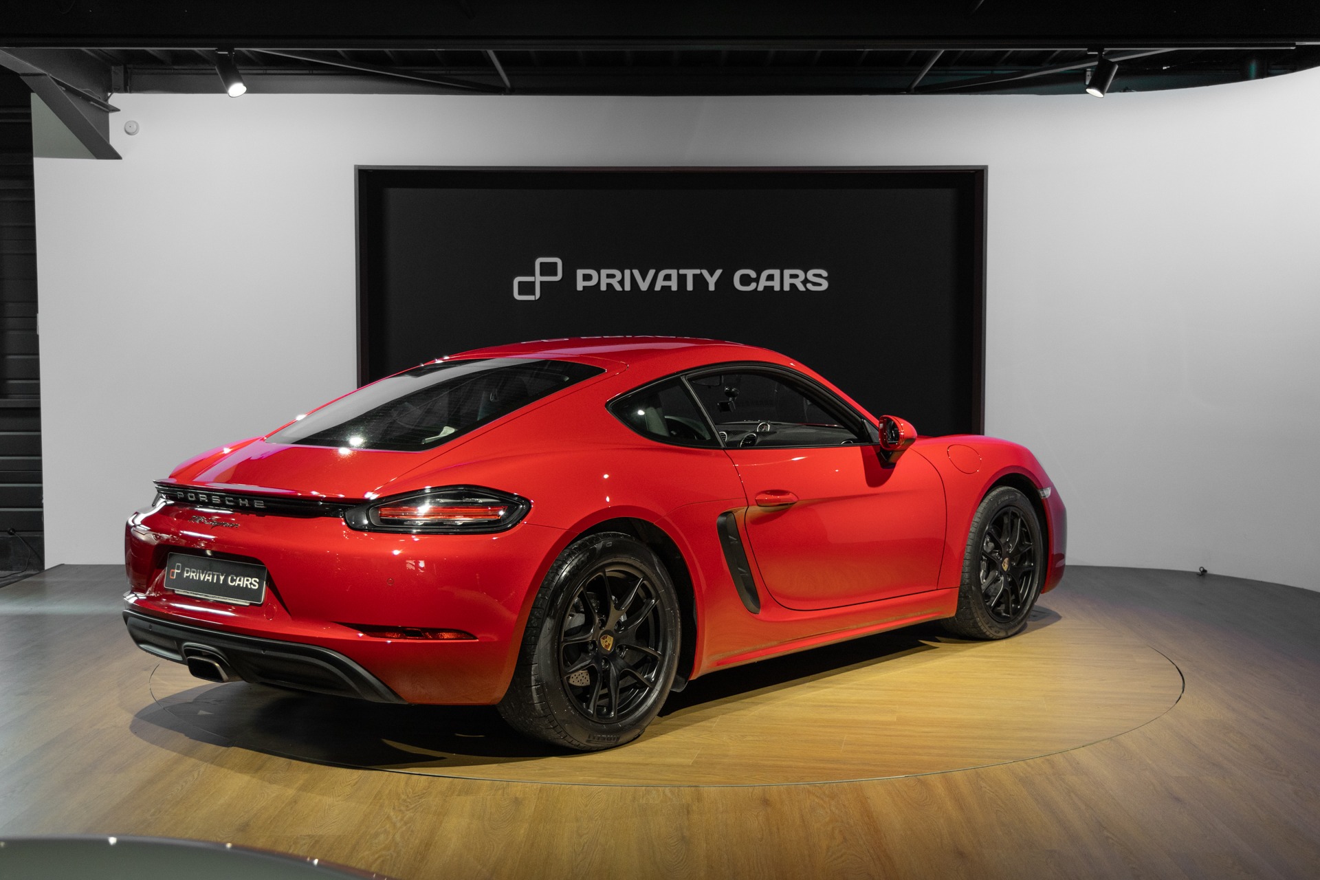 Vue arrière avec jantes noires – PORSCHE – 718 CAYMAN – 2017 – Rouge Carmin – 64 900 km – 300 ch – Flat 4 turbo – Transmission : Automatique – Origine France – Privaty Cars – Reprise cash de voitures de luxe sans obligation d’achat dans l’Ouest de la France