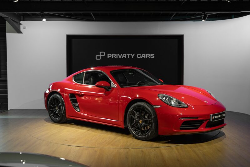 Vue latérale avec jantes noires – PORSCHE – 718 CAYMAN – 2017 – Rouge Carmin – 64 900 km – 300 ch – Flat 4 turbo – Transmission : Automatique – Origine France – Privaty Cars – Spécialiste des supercars d’occasion proche de Nantes