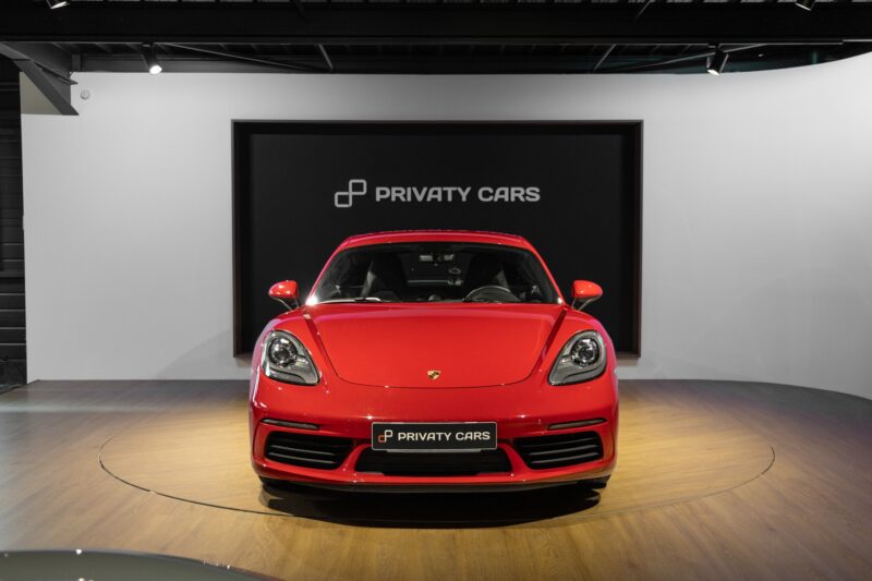 Vue avant avec phares ronds – PORSCHE – 718 CAYMAN – 2017 – Rouge Carmin – 64 900 km – 300 ch – Flat 4 turbo – Transmission : Automatique – Origine France – Privaty Cars – Achat et vente de supercars d’occasion dans l’Ouest de la France