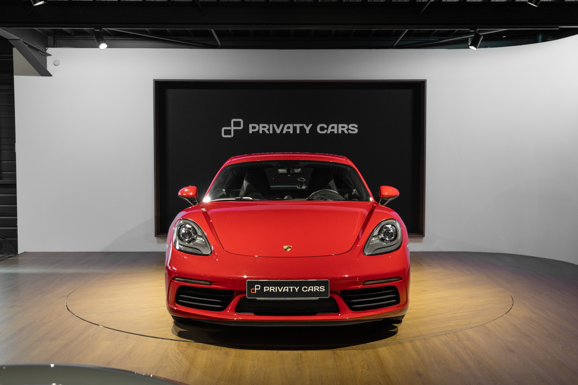 Vue avant avec phares ronds – PORSCHE – 718 CAYMAN – 2017 – Rouge Carmin – 64 900 km – 300 ch – Flat 4 turbo – Transmission : Automatique – Origine France – Privaty Cars – Achat et vente de supercars d’occasion dans l’Ouest de la France