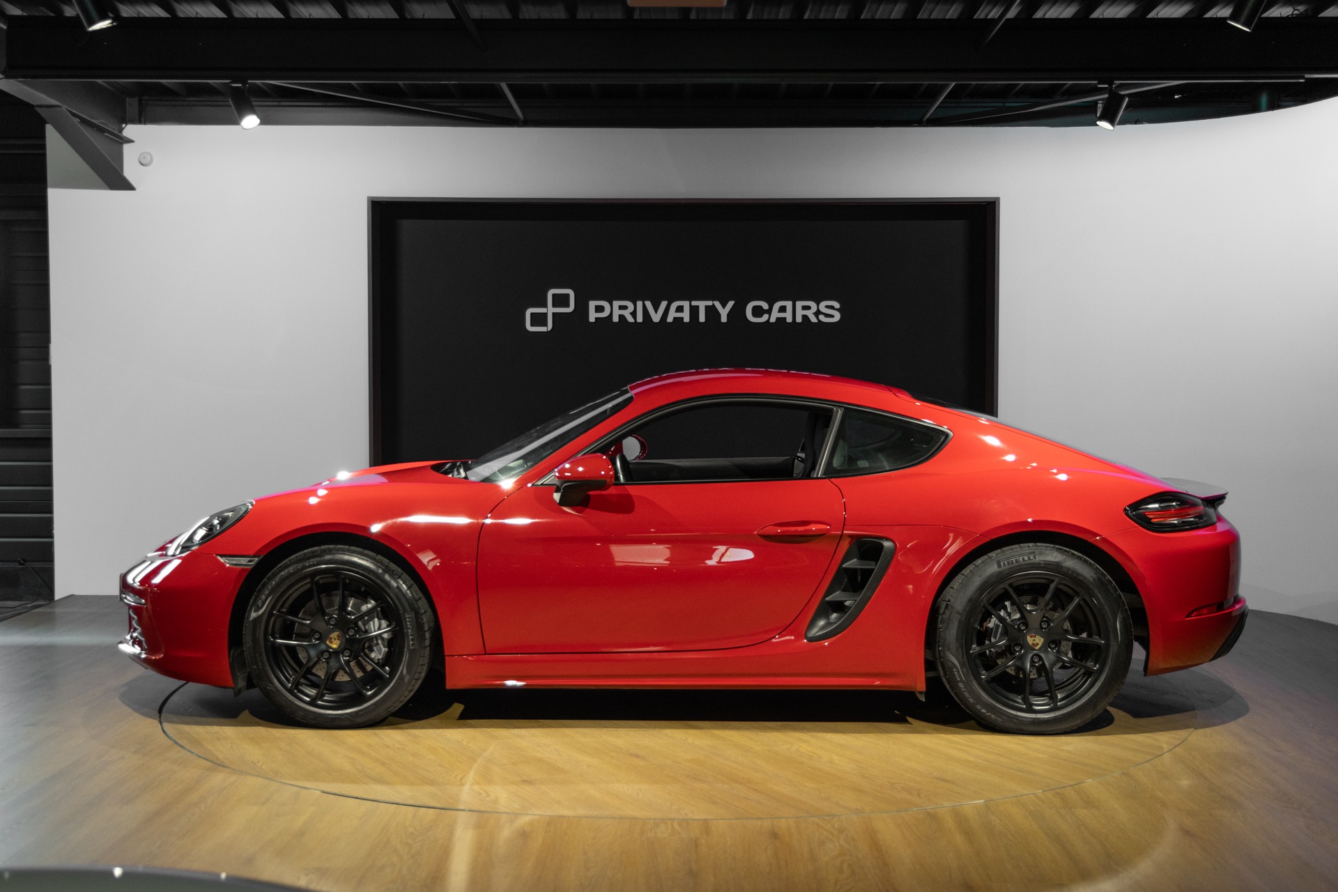 Vue latérale avec jantes noires – PORSCHE – 718 CAYMAN – 2017 – Rouge Carmin – 64 900 km – 300 ch – Flat 4 turbo – Transmission : Automatique – Origine France – Privaty Cars – Intermédiaire de confiance vente voiture sport près de Niort