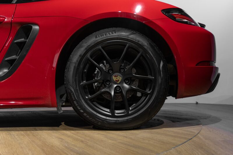 Jantes – PORSCHE – 718 CAYMAN – 2017 – Rouge Carmin – 64 900 km – 300 ch – Flat 4 turbo – Transmission : Automatique – Origine France – Privaty Cars – Chasseur de voitures de sport sur mesure en Charente-Maritime