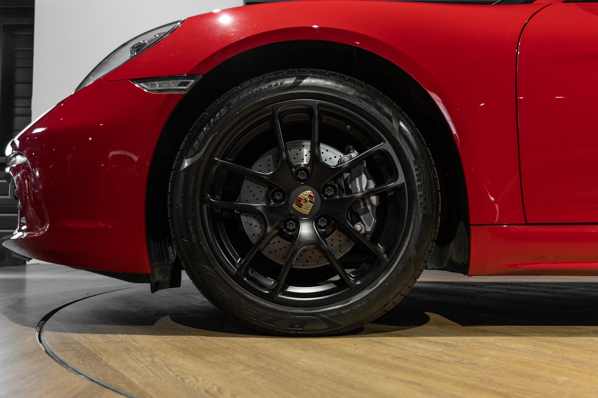 Jantes – PORSCHE – 718 CAYMAN – 2017 – Rouge Carmin – 64 900 km – 300 ch – Flat 4 turbo – Transmission : Automatique – Origine France – Privaty Cars – Importation de véhicules de prestige et sportifs proche de Nantes