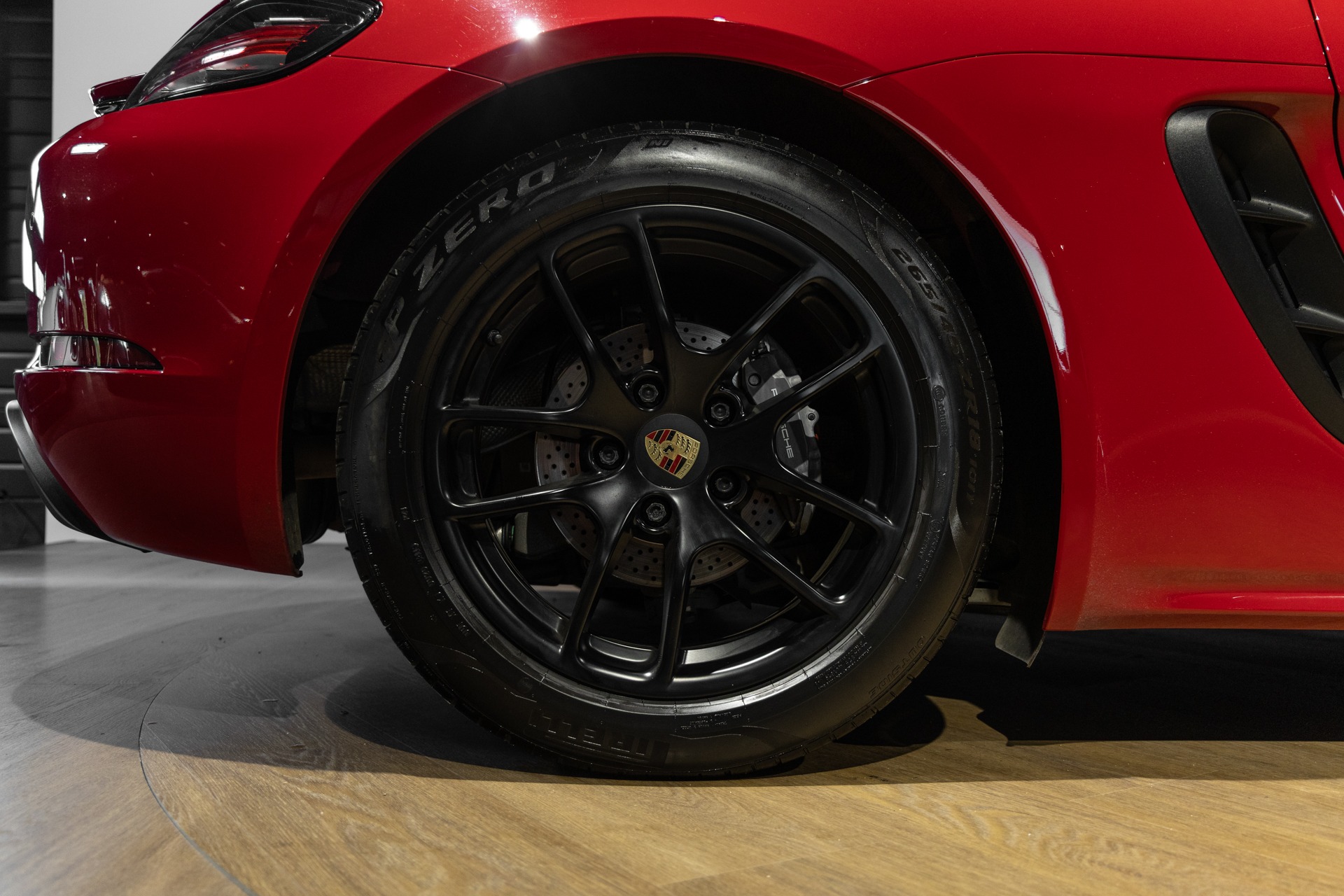 Jantes noires à rayons multiples – PORSCHE – 718 CAYMAN – 2017 – Rouge Carmin – 64 900 km – 300 ch – Flat 4 turbo – Transmission : Automatique – Origine France – Privaty Cars – Expert des modèles PORSCHE près de Poitiers