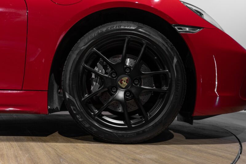 Jantes – PORSCHE – 718 CAYMAN – 2017 – Rouge Carmin – 64 900 km – 300 ch – Flat 4 turbo – Transmission : Automatique – Origine France – Privaty Cars – Spécialiste des sportives d’occasion en Charente-Maritime