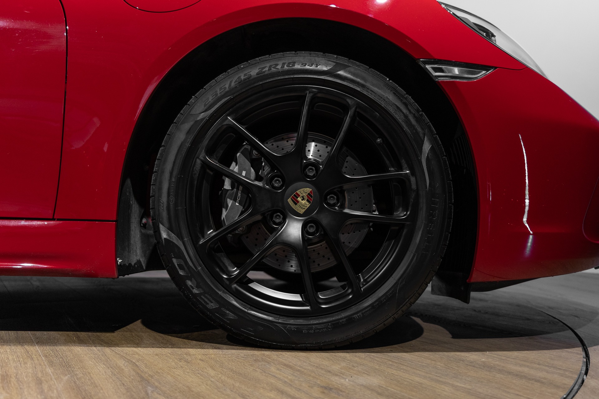 Jantes – PORSCHE – 718 CAYMAN – 2017 – Rouge Carmin – 64 900 km – 300 ch – Flat 4 turbo – Transmission : Automatique – Origine France – Privaty Cars – Spécialiste des sportives d’occasion en Charente-Maritime