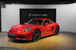 À vendre – PORSCHE – 718 CAYMAN – 2017 – Rouge Carmin – 64 900 km – 300 ch – Flat 4 turbo – Transmission : Automatique – Photo principale – Origine France – Privaty Cars – Courtage automobile PORSCHE en Charente-Maritime
