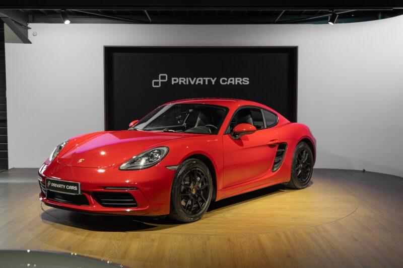 À vendre – PORSCHE – 718 CAYMAN – 2017 – Rouge Carmin – 64 900 km – 300 ch – Flat 4 turbo – Transmission : Automatique – Photo principale – Origine France – Privaty Cars – Courtage automobile PORSCHE en Charente-Maritime