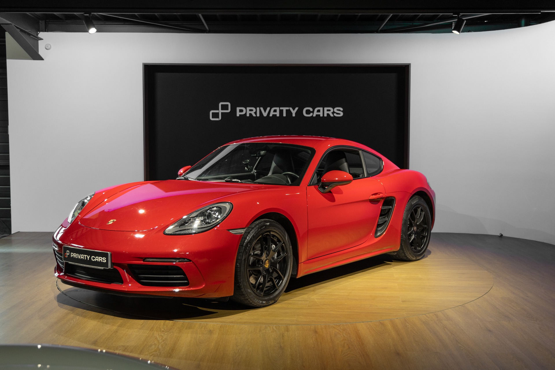 À vendre – PORSCHE – 718 CAYMAN – 2017 – Rouge Carmin – 64 900 km – 300 ch – Flat 4 turbo – Transmission : Automatique – Photo principale – Origine France – Privaty Cars – Courtage automobile PORSCHE en Charente-Maritime
