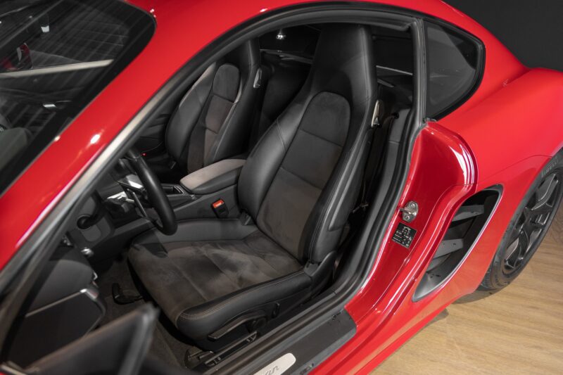 Sièges baquets en cuir – PORSCHE – 718 CAYMAN – 2017 – Rouge Carmin – 64 900 km – 300 ch – Flat 4 turbo – Transmission : Automatique – Origine France – Privaty Cars – Service de courtage et recherche automobile premium proche de Nantes