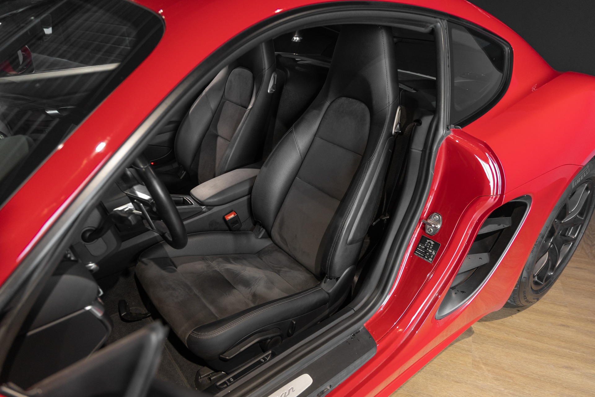 Sièges baquets en cuir – PORSCHE – 718 CAYMAN – 2017 – Rouge Carmin – 64 900 km – 300 ch – Flat 4 turbo – Transmission : Automatique – Origine France – Privaty Cars – Service de courtage et recherche automobile premium proche de Nantes