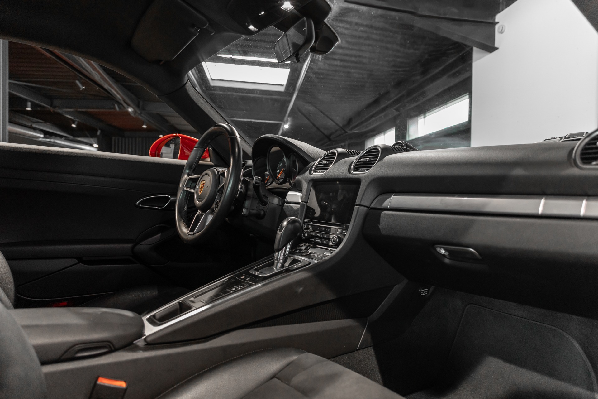 Tableau de bord – PORSCHE – 718 CAYMAN – 2017 – Rouge Carmin – 64 900 km – 300 ch – Flat 4 turbo – Transmission : Automatique – Origine France – Privaty Cars – Dépôt-vente de véhicules PORSCHE proche de Bordeaux