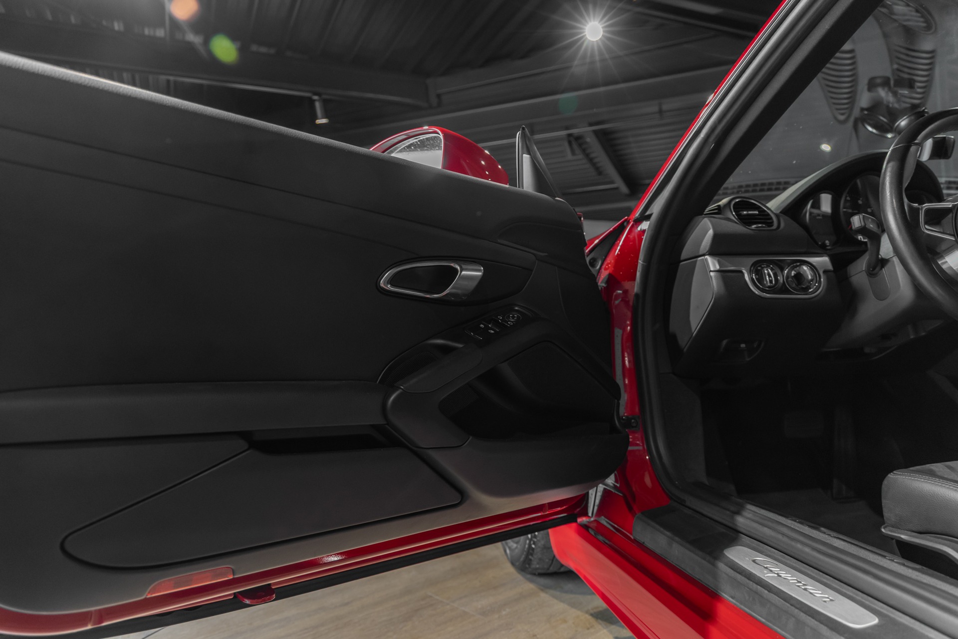 Porte ouverte avec intérieur noir – PORSCHE – 718 CAYMAN – 2017 – Rouge Carmin – 64 900 km – 300 ch – Flat 4 turbo – Transmission : Automatique – Origine France – Privaty Cars – Vente de véhicules d’investissement et de collection proche de Nantes