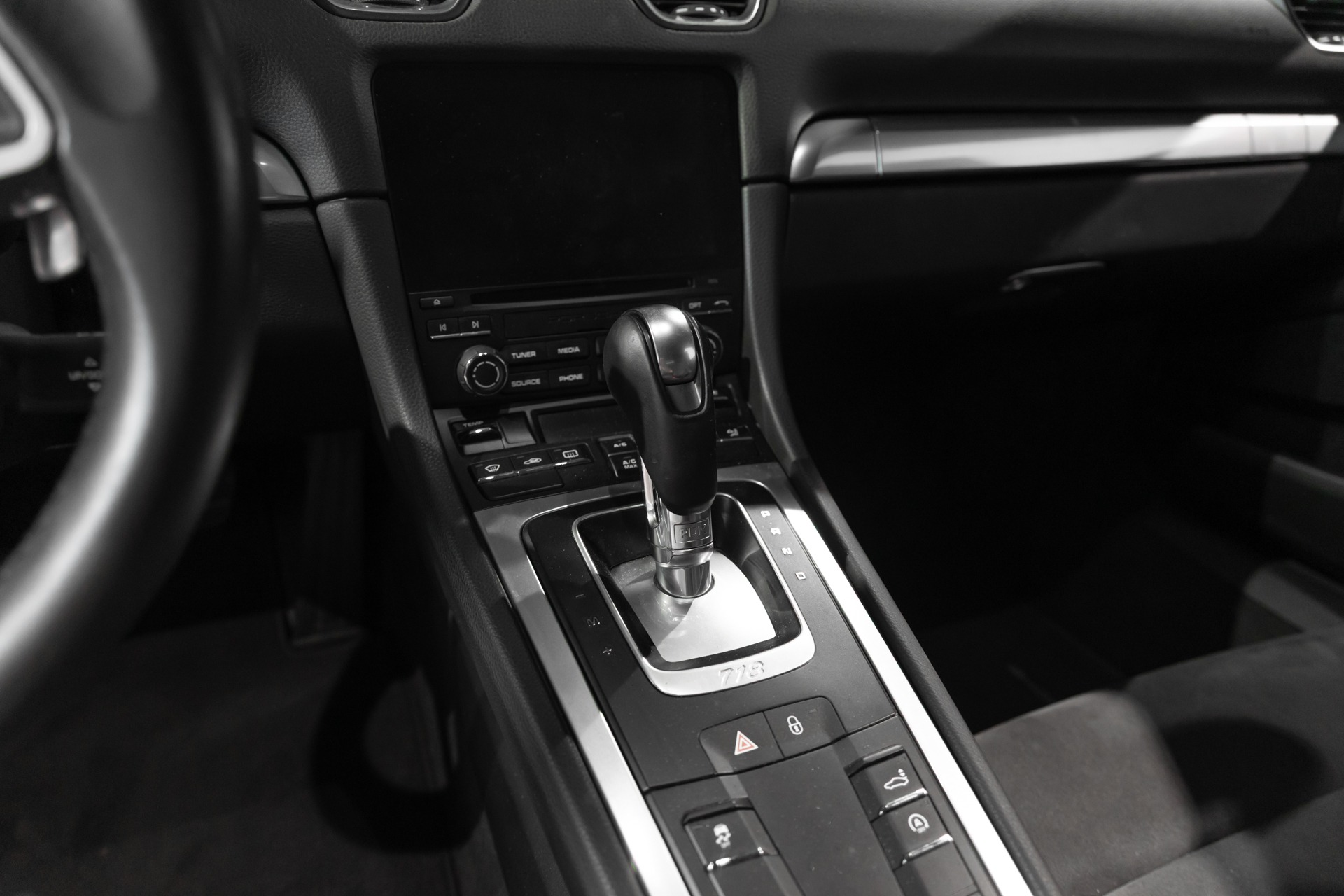 Console centrale avec levier de vitesses – PORSCHE – 718 CAYMAN – 2017 – Rouge Carmin – 64 900 km – 300 ch – Flat 4 turbo – Transmission : Automatique – Origine France – Privaty Cars – Expert des sportives d’occasion haut de gamme proche de Bordeaux
