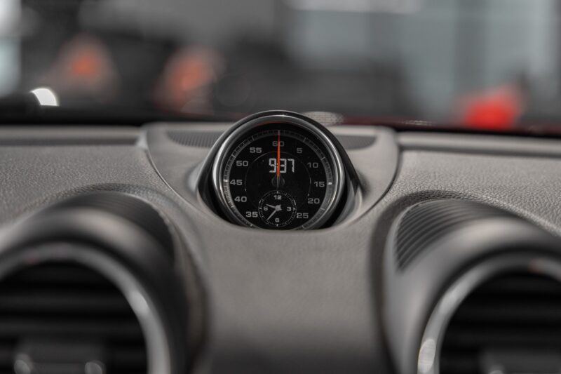 Tableau de bord – PORSCHE – 718 CAYMAN – 2017 – Rouge Carmin – 64 900 km – 300 ch – Flat 4 turbo – Transmission : Automatique – Origine France – Privaty Cars – Expert des sportives d’occasion haut de gamme dans l’Ouest de la France