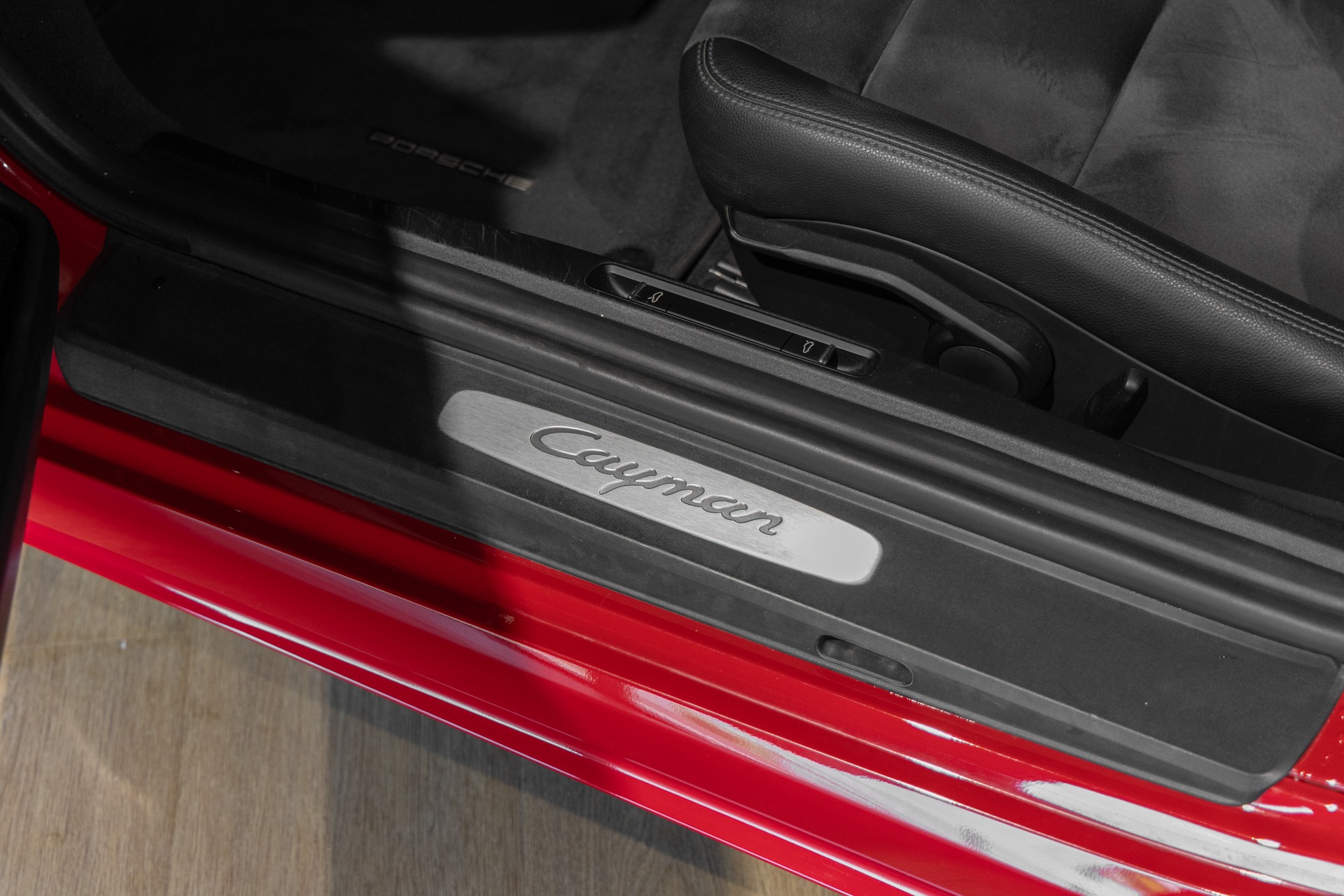 Tableau de bord – PORSCHE – 718 CAYMAN – 2017 – Rouge Carmin – 64 900 km – 300 ch – Flat 4 turbo – Transmission : Automatique – Origine France – Privaty Cars – Recherche personnalisée de modèles PORSCHE proche de Nantes