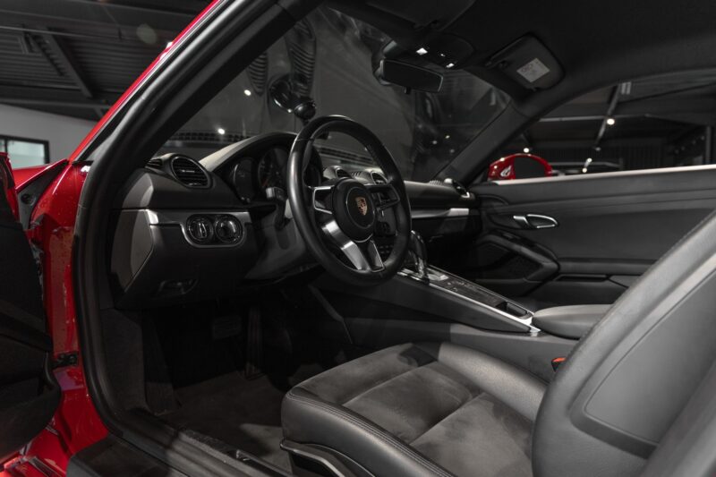 Tableau de bord – PORSCHE – 718 CAYMAN – 2017 – Rouge Carmin – 64 900 km – 300 ch – Flat 4 turbo – Transmission : Automatique – Origine France – Privaty Cars – Rachat cash de voitures PORSCHE près de Poitiers