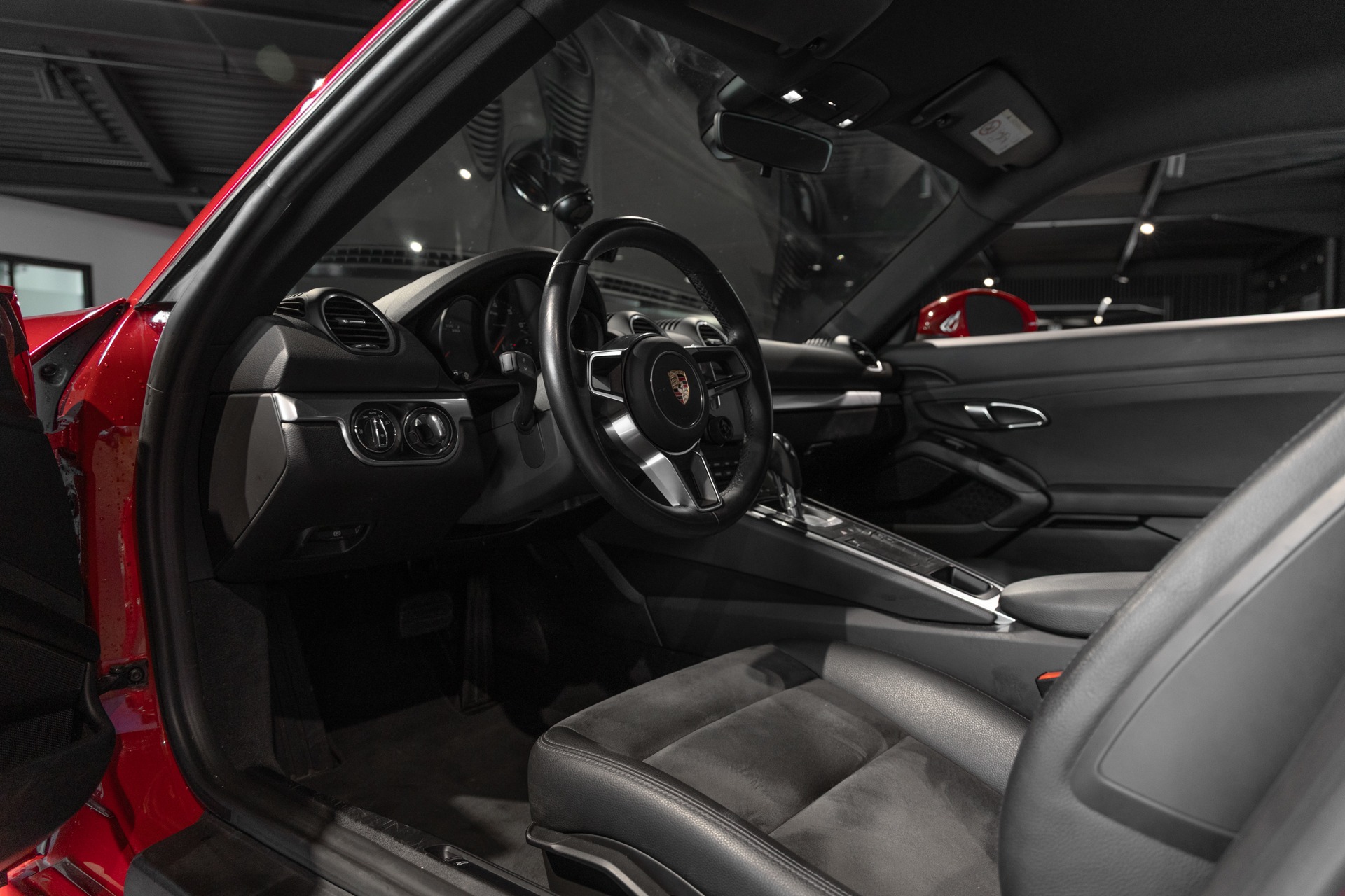 Tableau de bord – PORSCHE – 718 CAYMAN – 2017 – Rouge Carmin – 64 900 km – 300 ch – Flat 4 turbo – Transmission : Automatique – Origine France – Privaty Cars – Rachat cash de voitures PORSCHE près de Poitiers