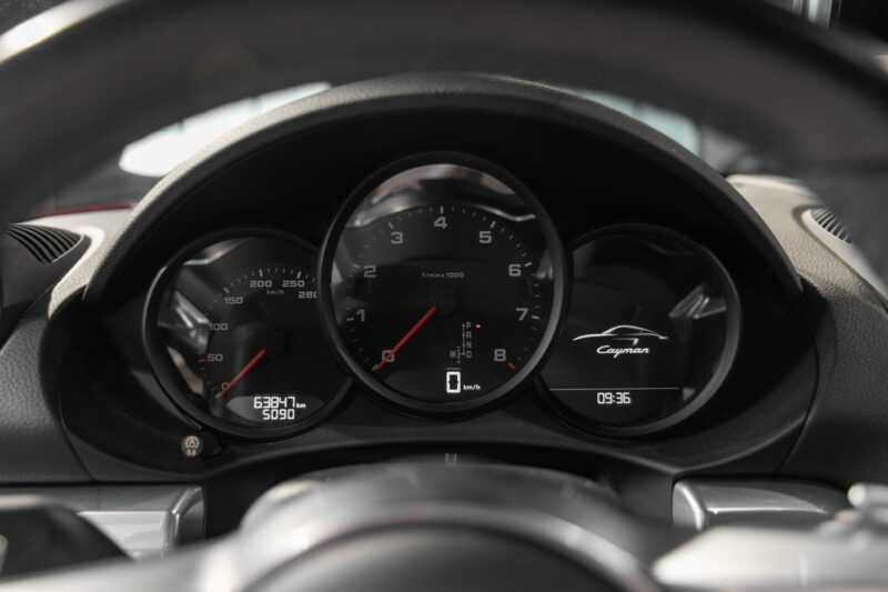 Volant – PORSCHE – 718 CAYMAN – 2017 – Rouge Carmin – 64 900 km – 300 ch – Flat 4 turbo – Transmission : Automatique – Origine France – Privaty Cars – Rachat de Porsche et Ferrari d’occasion entre Bordeaux et Nantes