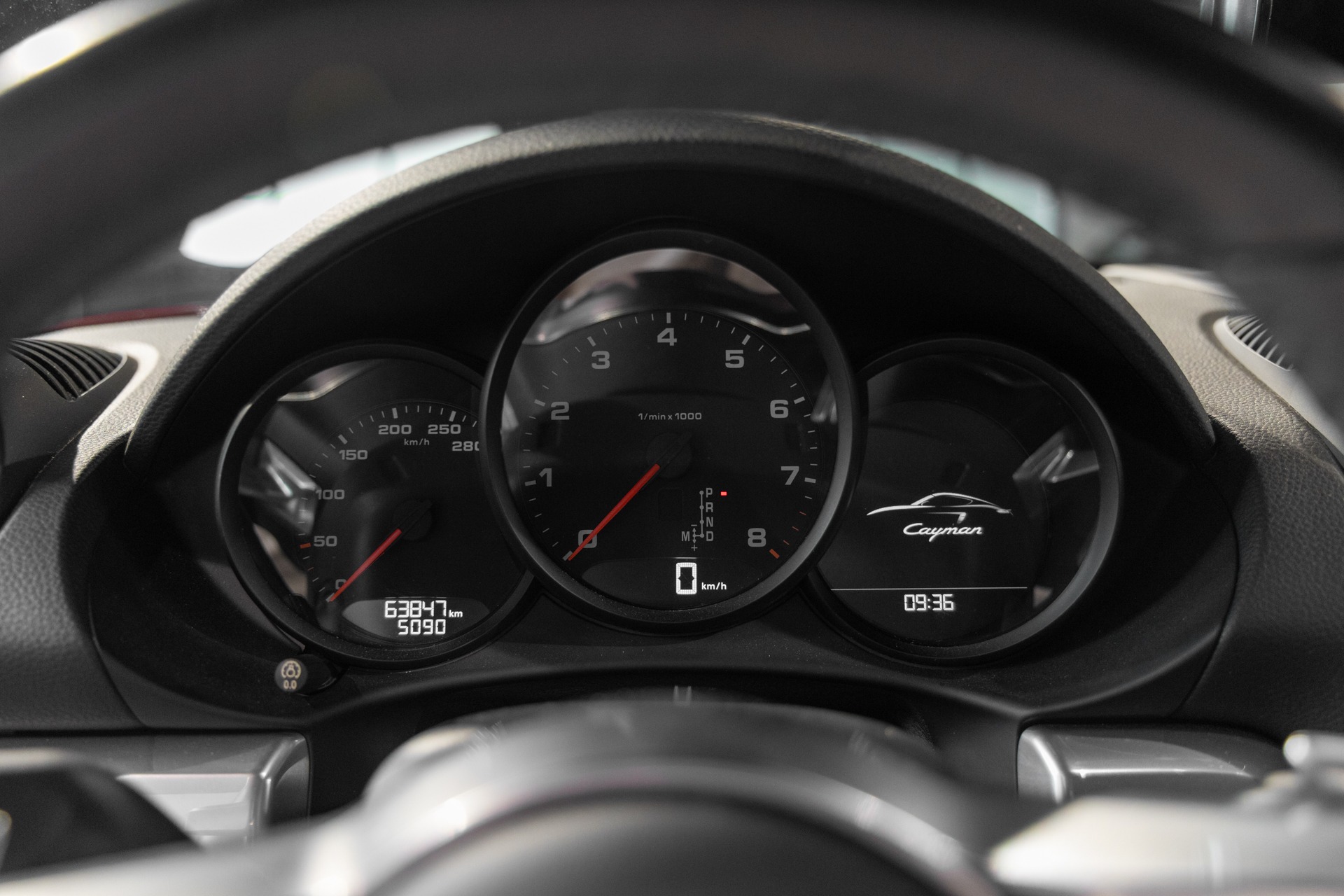 Volant – PORSCHE – 718 CAYMAN – 2017 – Rouge Carmin – 64 900 km – 300 ch – Flat 4 turbo – Transmission : Automatique – Origine France – Privaty Cars – Rachat de Porsche et Ferrari d’occasion entre Bordeaux et Nantes