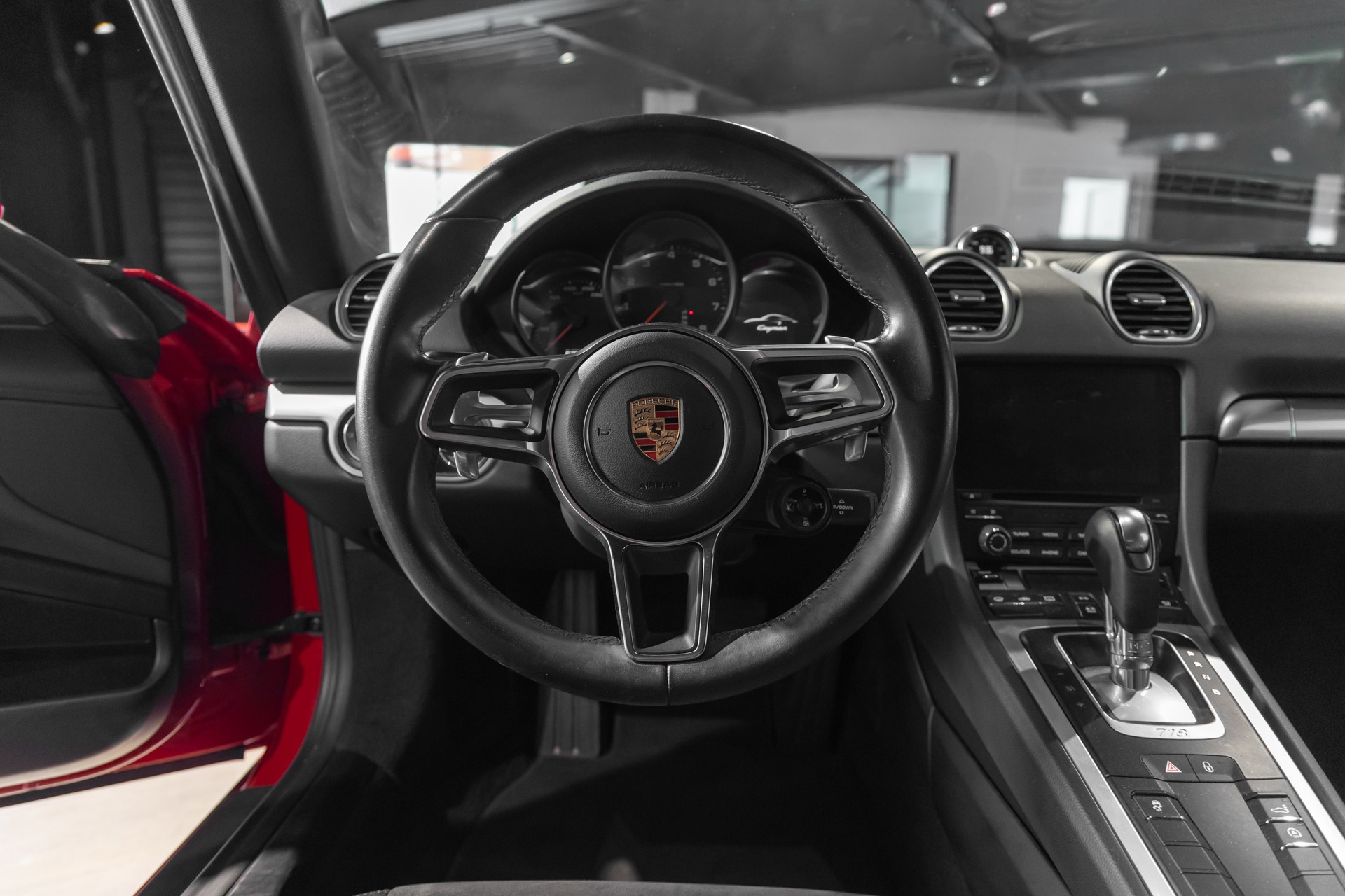 Volant – PORSCHE – 718 CAYMAN – 2017 – Rouge Carmin – 64 900 km – 300 ch – Flat 4 turbo – Transmission : Automatique – Origine France – Privaty Cars – Achat et vente de supercars d’occasion près de Niort