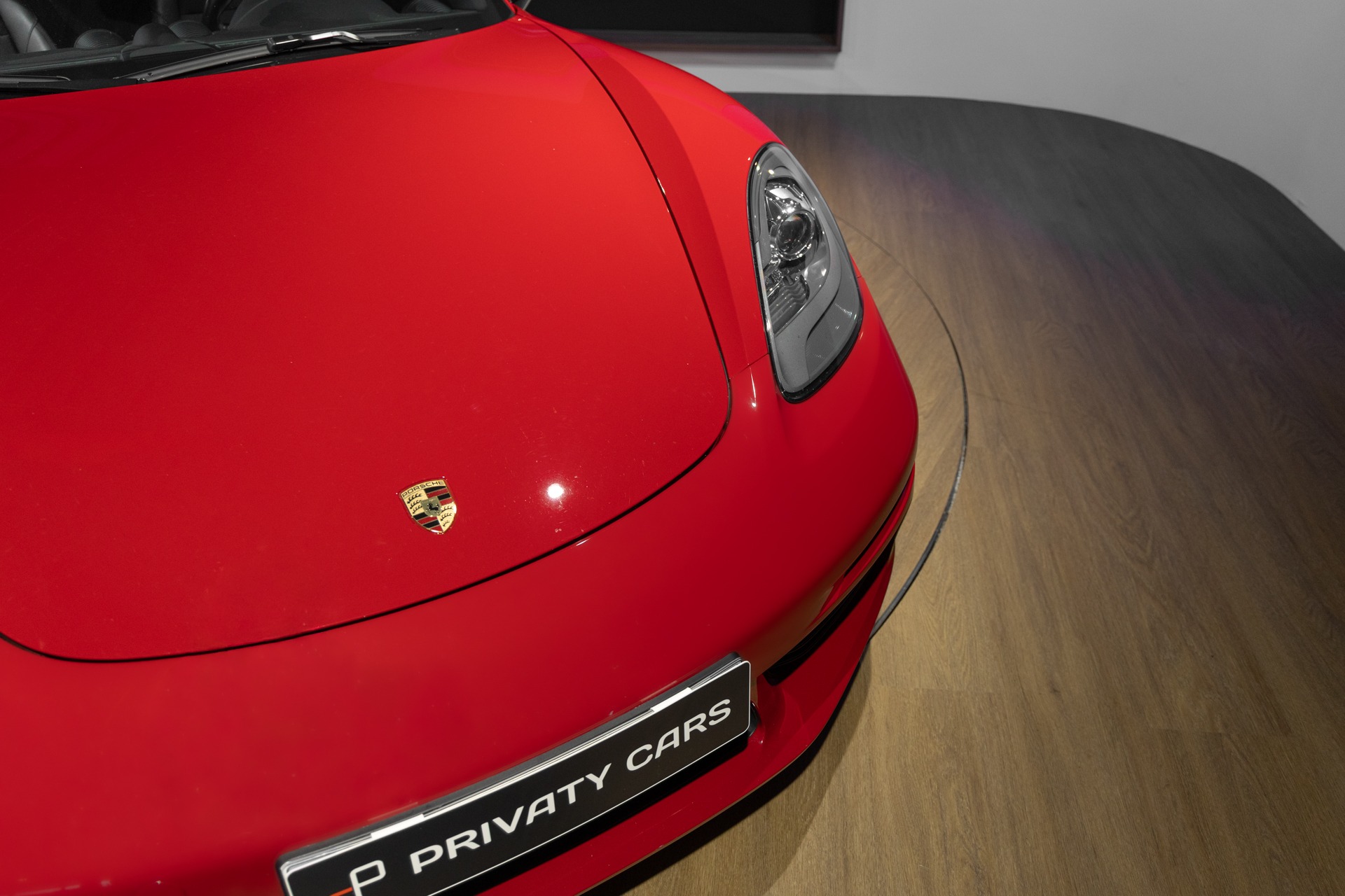 À vendre – PORSCHE – 718 CAYMAN – 2017 – Rouge Carmin – 64 900 km – 300 ch – Flat 4 turbo – Transmission : Automatique – Vue principale – Origine France – Privaty Cars – Courtage automobile pour véhicules exclusifs à La Rochelle