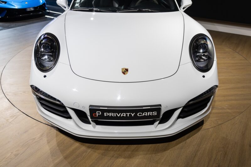 Phares ronds avec éclairage LED – PORSCHE – 911 991.1 4 GTS – 2015 – Blanc Carrara Métallisé – 42 900 km – 430 ch – Flat 6 Atmo – Transmission : séquentielle – Origine Italie – Privaty Cars – Courtage automobile PORSCHE en Nouvelle-Aquitaine