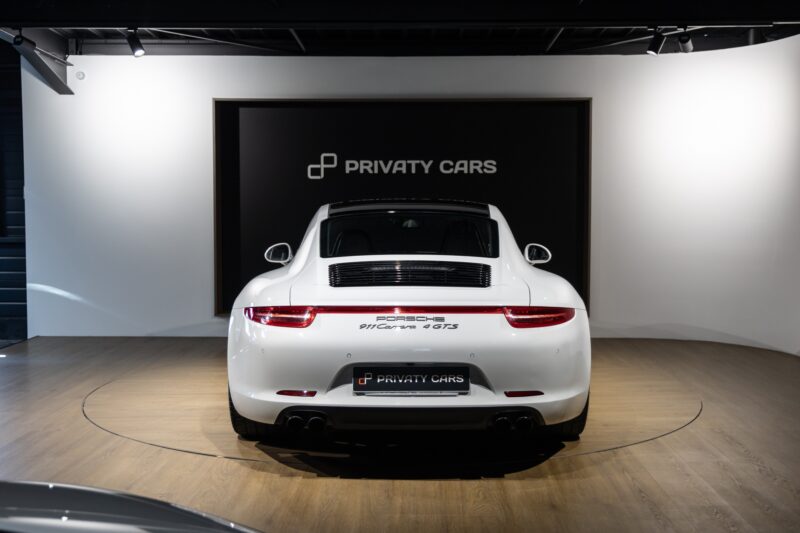 Vue arrière avec double sortie d'échappement – PORSCHE – 911 991.1 4 GTS – 2015 – Blanc Carrara Métallisé – 42 900 km – 430 ch – Flat 6 Atmo – Transmission : séquentielle – Origine Italie – Privaty Cars – Spécialiste des voitures de luxe d’occasion à La Rochelle
