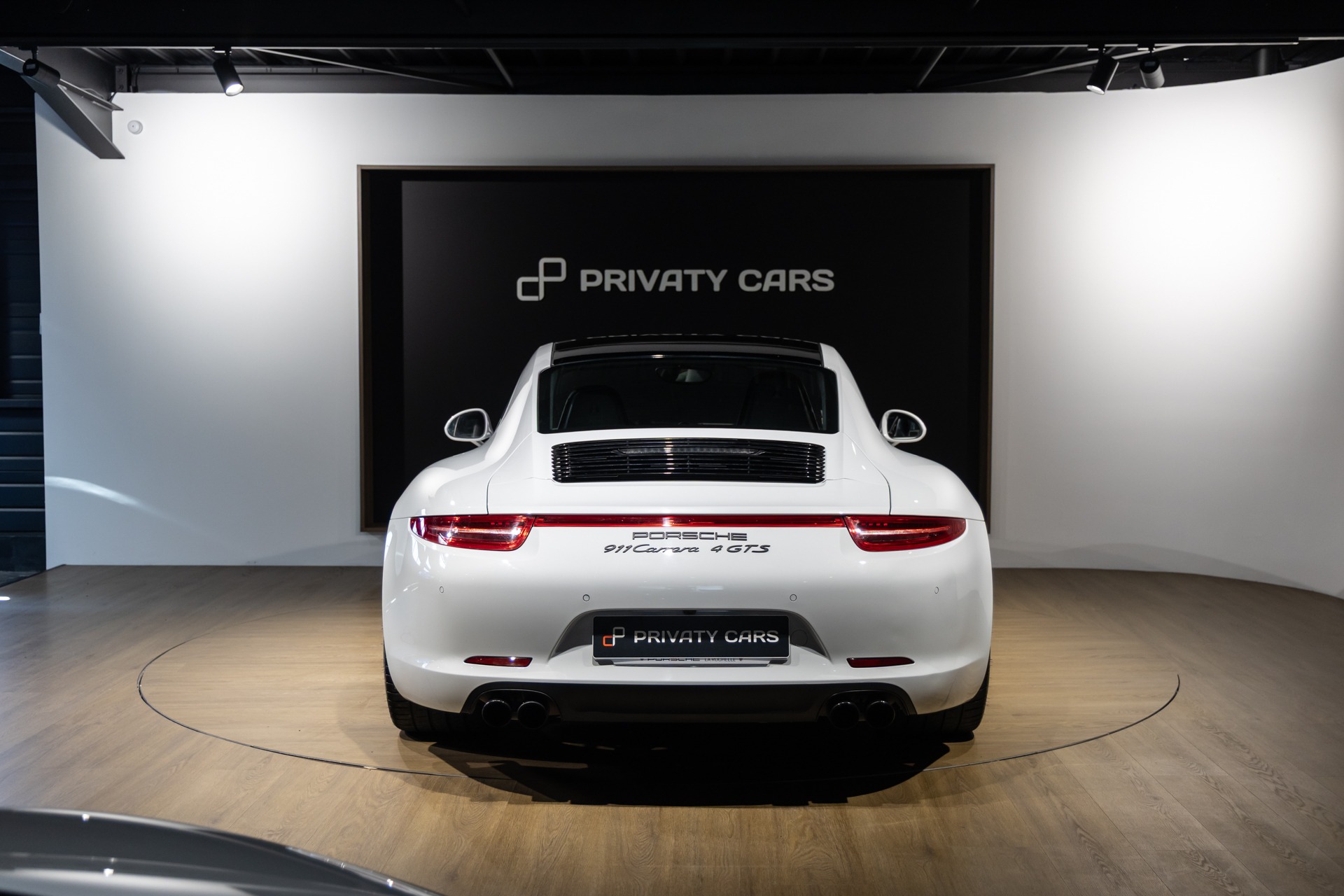 Vue arrière avec double sortie d'échappement – PORSCHE – 911 991.1 4 GTS – 2015 – Blanc Carrara Métallisé – 42 900 km – 430 ch – Flat 6 Atmo – Transmission : séquentielle – Origine Italie – Privaty Cars – Spécialiste des voitures de luxe d’occasion à La Rochelle