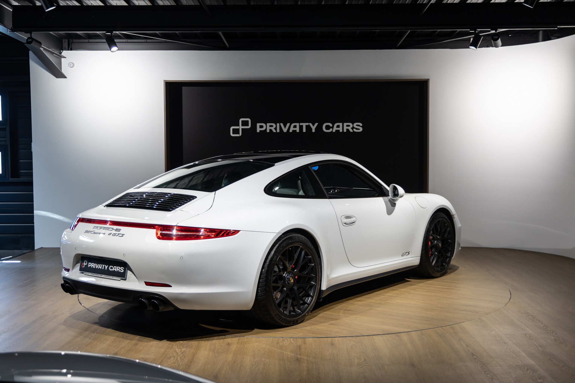 Vue arrière avec feux LED – PORSCHE – 911 991.1 4 GTS – 2015 – Blanc Carrara Métallisé – 42 900 km – 430 ch – Flat 6 Atmo – Transmission : séquentielle – Origine Italie – Privaty Cars – Vente de voitures de prestige d’occasion en Nouvelle-Aquitaine
