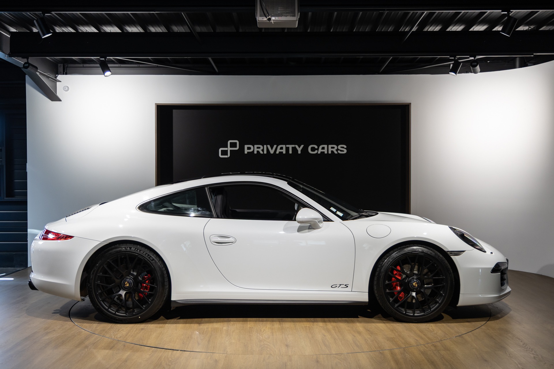 Vue latérale avec jantes noires – PORSCHE – 911 991.1 4 GTS – 2015 – Blanc Carrara Métallisé – 42 900 km – 430 ch – Flat 6 Atmo – Transmission : séquentielle – Origine Italie – Privaty Cars – Commerce de voitures de sport luxe et premium à La Rochelle