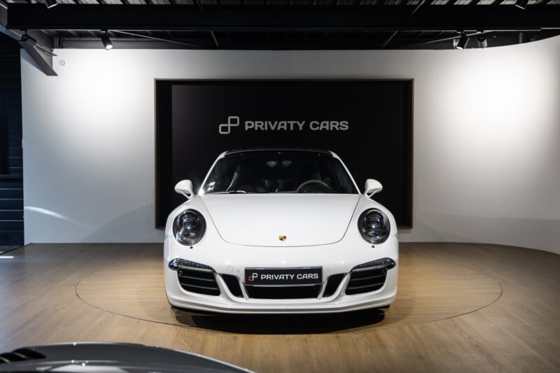 Vue avant avec phares ronds – PORSCHE – 911 991.1 4 GTS – 2015 – Blanc Carrara Métallisé – 42 900 km – 430 ch – Flat 6 Atmo – Transmission : séquentielle – Origine Italie – Privaty Cars – Courtage automobile PORSCHE dans l’Ouest de la France