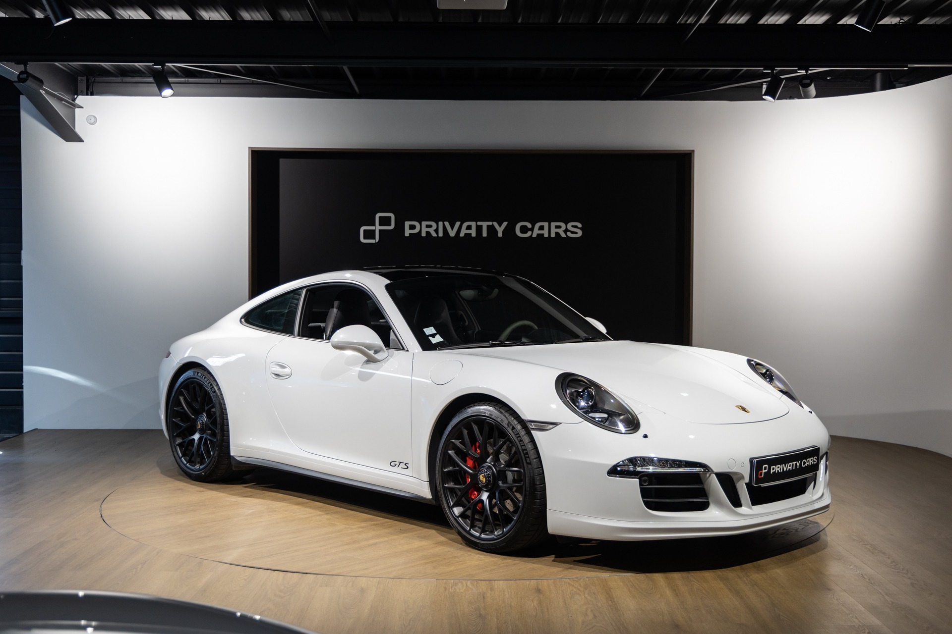 Vue latérale avec jantes noires – PORSCHE – 911 991.1 4 GTS – 2015 – Blanc Carrara Métallisé – 42 900 km – 430 ch – Flat 6 Atmo – Transmission : séquentielle – Origine Italie – Privaty Cars – Dépôt-vente de voitures de sport et véhicules d’exception à La Rochelle