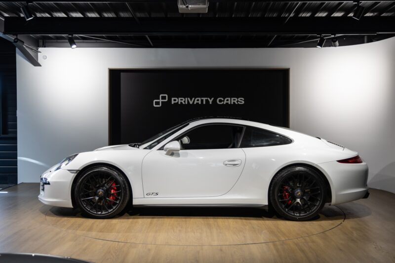 Vue latérale avec jantes noires – PORSCHE – 911 991.1 4 GTS – 2015 – Blanc Carrara Métallisé – 42 900 km – 430 ch – Flat 6 Atmo – Transmission : séquentielle – Origine Italie – Privaty Cars – Expert des modèles PORSCHE proche de Bordeaux