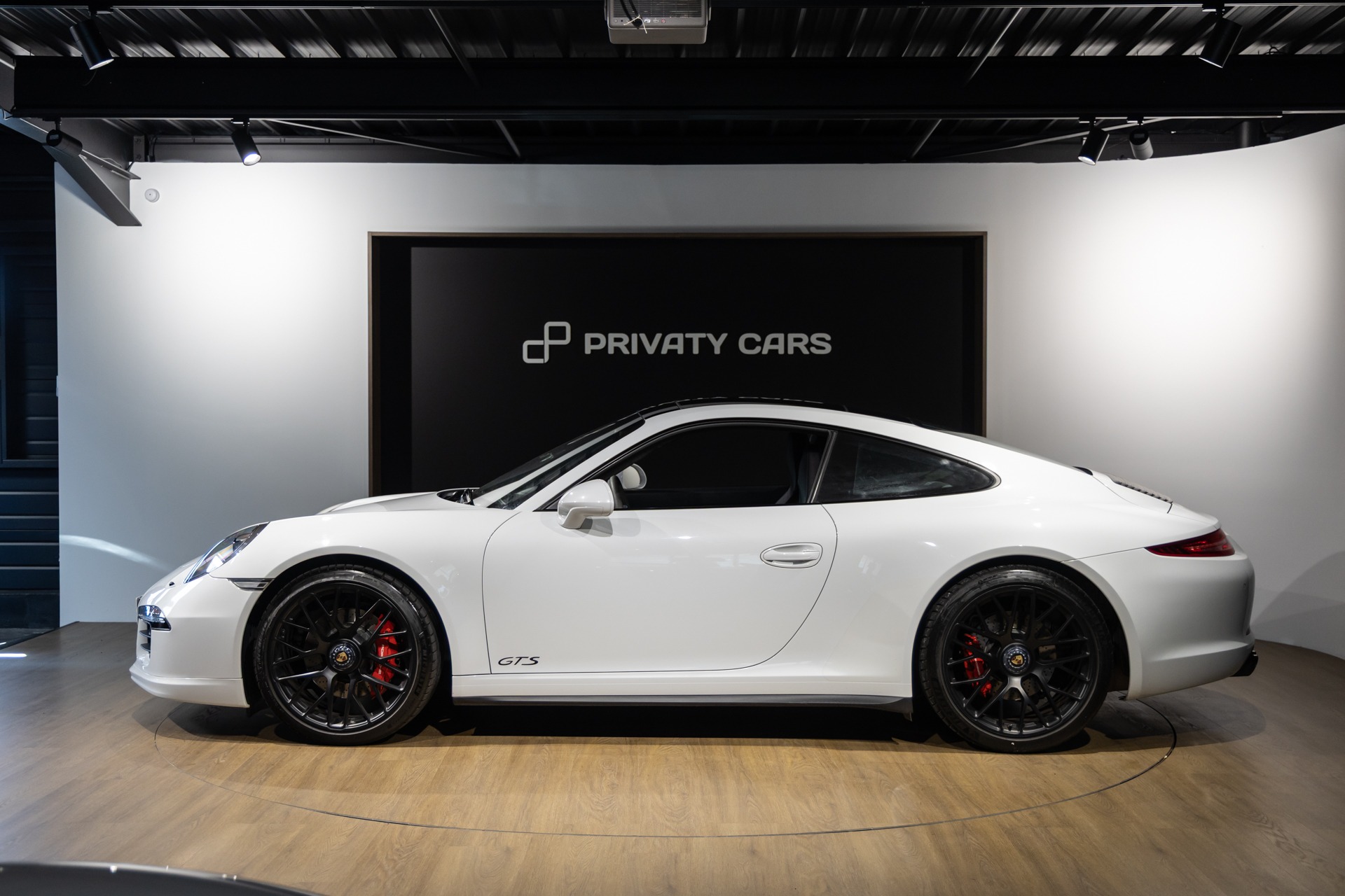 Vue latérale avec jantes noires – PORSCHE – 911 991.1 4 GTS – 2015 – Blanc Carrara Métallisé – 42 900 km – 430 ch – Flat 6 Atmo – Transmission : séquentielle – Origine Italie – Privaty Cars – Expert des modèles PORSCHE proche de Bordeaux