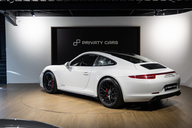 Vue arrière avec jantes noires – PORSCHE – 911 991.1 4 GTS – 2015 – Blanc Carrara Métallisé – 42 900 km – 430 ch – Flat 6 Atmo – Transmission : séquentielle – Origine Italie – Privaty Cars – Spécialiste des voitures de sport d’occasion proche de Bordeaux