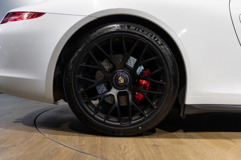 Jantes – PORSCHE – 911 991.1 4 GTS – 2015 – Blanc Carrara Métallisé – 42 900 km – 430 ch – Flat 6 Atmo – Transmission : séquentielle – Origine Italie – Privaty Cars – Vente de voitures de prestige d’occasion à 2 heures de Paris en TGV