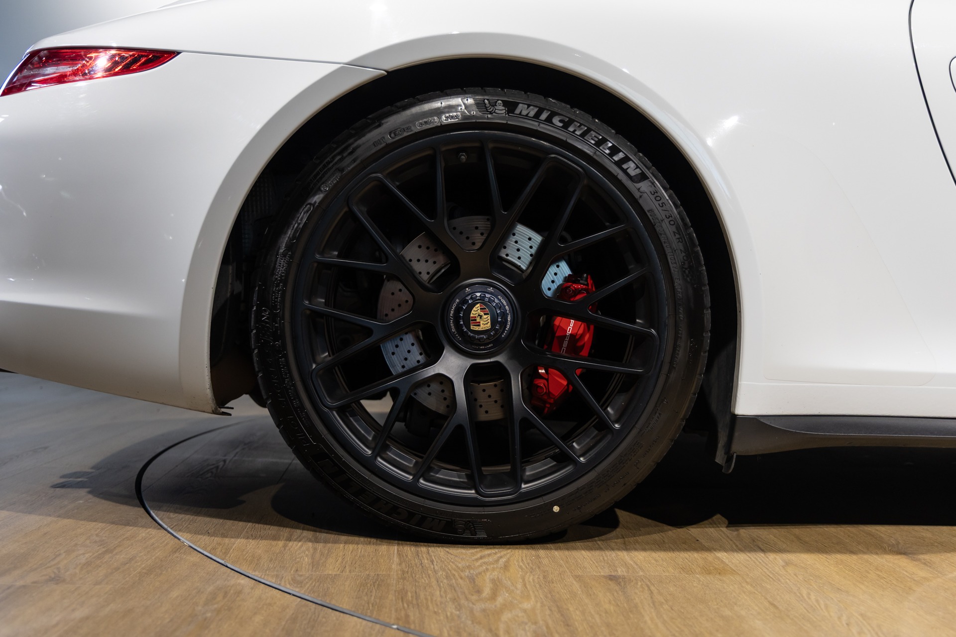 Jantes – PORSCHE – 911 991.1 4 GTS – 2015 – Blanc Carrara Métallisé – 42 900 km – 430 ch – Flat 6 Atmo – Transmission : séquentielle – Origine Italie – Privaty Cars – Vente de voitures de prestige d’occasion à 2 heures de Paris en TGV