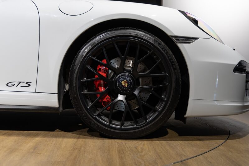 Jantes – PORSCHE – 911 991.1 4 GTS – 2015 – Blanc Carrara Métallisé – 42 900 km – 430 ch – Flat 6 Atmo – Transmission : séquentielle – Origine Italie – Privaty Cars – Achat et vente de voitures de sport d’occasion en Nouvelle-Aquitaine