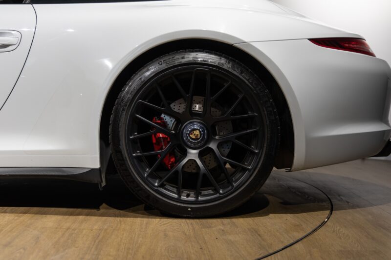 Jantes – PORSCHE – 911 991.1 4 GTS – 2015 – Blanc Carrara Métallisé – 42 900 km – 430 ch – Flat 6 Atmo – Transmission : séquentielle – Origine Italie – Privaty Cars – Importation de véhicules de prestige et sportifs à La Rochelle