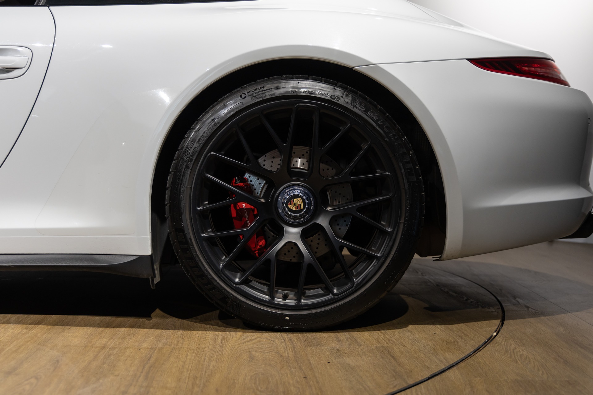 Jantes – PORSCHE – 911 991.1 4 GTS – 2015 – Blanc Carrara Métallisé – 42 900 km – 430 ch – Flat 6 Atmo – Transmission : séquentielle – Origine Italie – Privaty Cars – Importation de véhicules de prestige et sportifs à La Rochelle