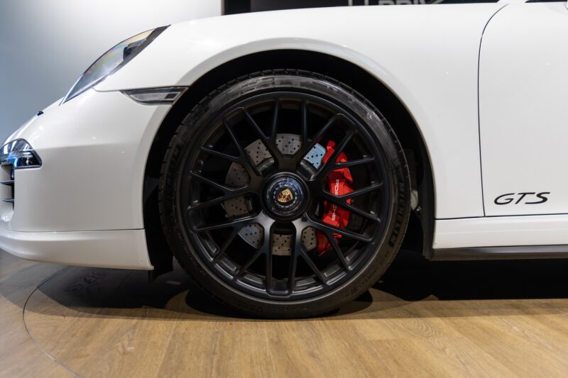 Jantes – PORSCHE – 911 991.1 4 GTS – 2015 – Blanc Carrara Métallisé – 42 900 km – 430 ch – Flat 6 Atmo – Transmission : séquentielle – Origine Italie – Privaty Cars – Service de courtage et recherche automobile premium à 2 heures de Paris en TGV
