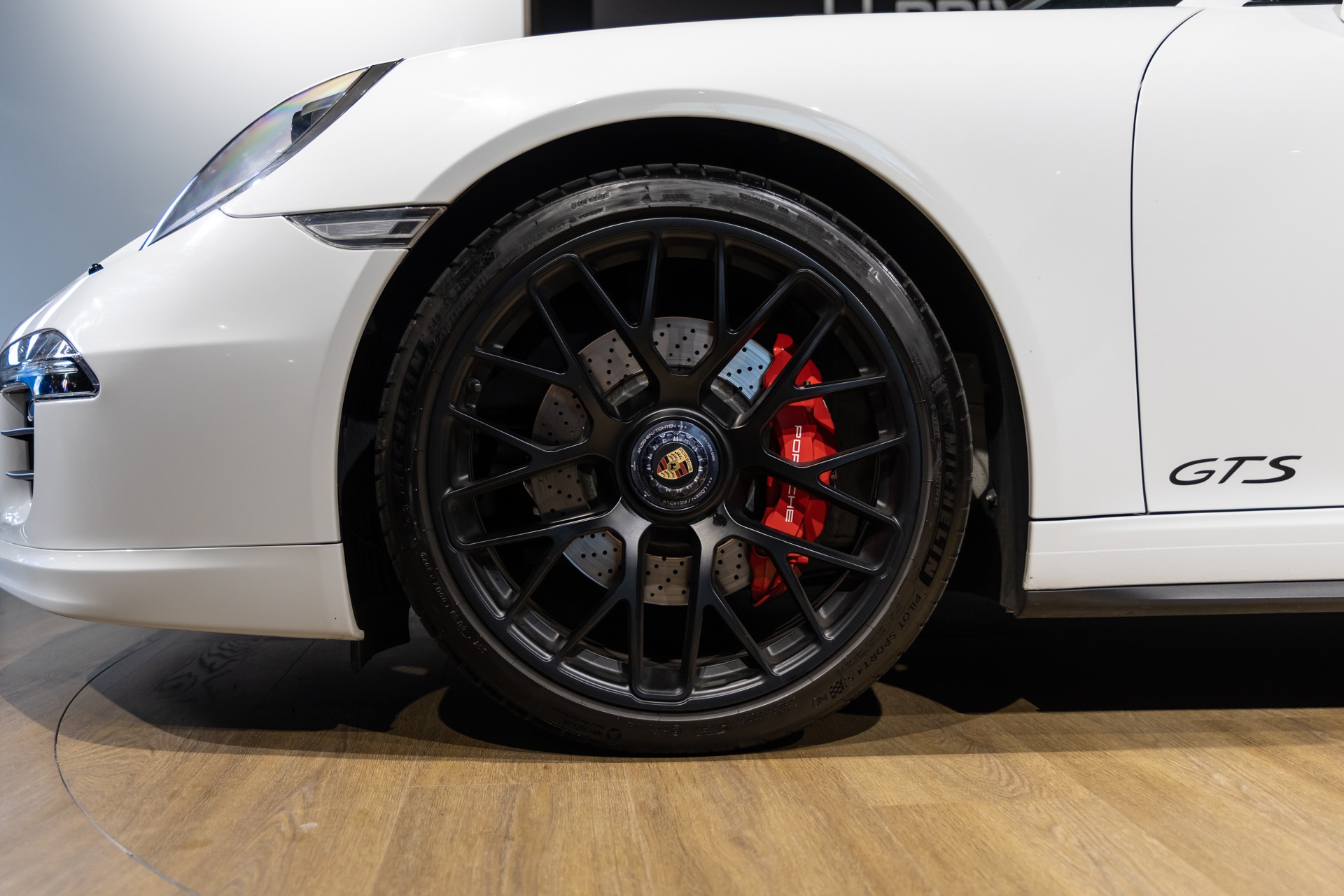 Jantes – PORSCHE – 911 991.1 4 GTS – 2015 – Blanc Carrara Métallisé – 42 900 km – 430 ch – Flat 6 Atmo – Transmission : séquentielle – Origine Italie – Privaty Cars – Service de courtage et recherche automobile premium à 2 heures de Paris en TGV