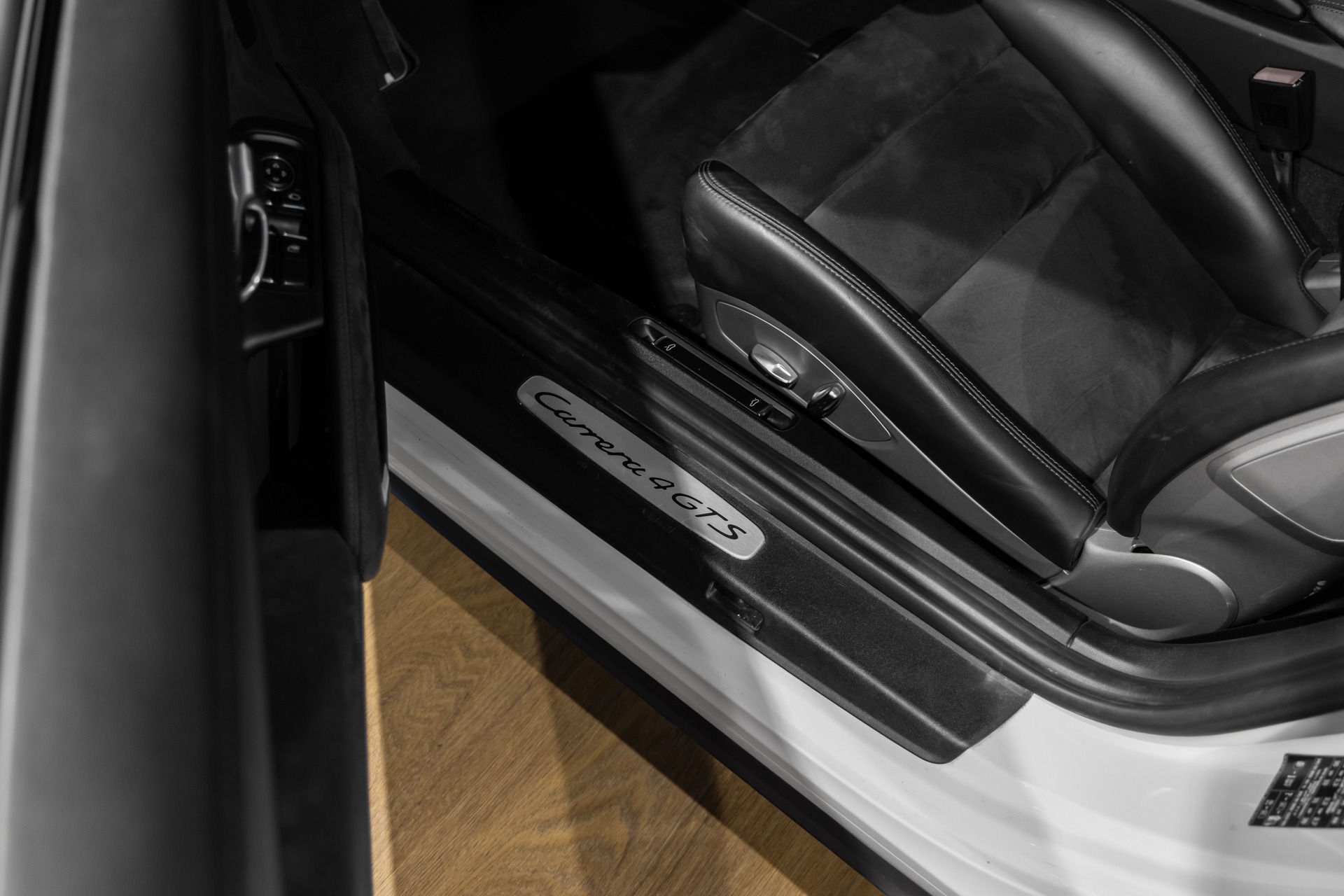 Sièges – PORSCHE – 911 991.1 4 GTS – 2015 – Blanc Carrara Métallisé – 42 900 km – 430 ch – Flat 6 Atmo – Transmission : séquentielle – Origine Italie – Privaty Cars – Spécialiste des voitures de luxe d’occasion en Nouvelle-Aquitaine